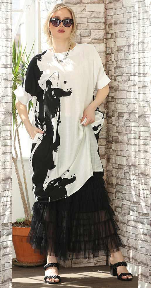 T2632  oversized tunic with a bold black and white abstract print.