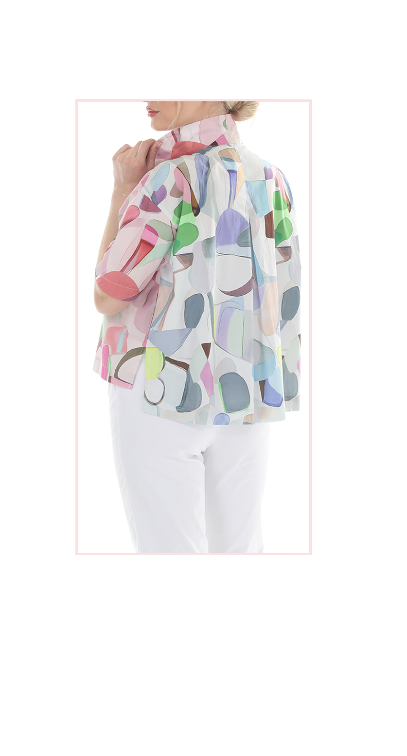 T4647 SHORT SLEEVE BUTTON DOWN SHIRT WITH STAND-UP COLLAR AND FESTIVE PRINT
