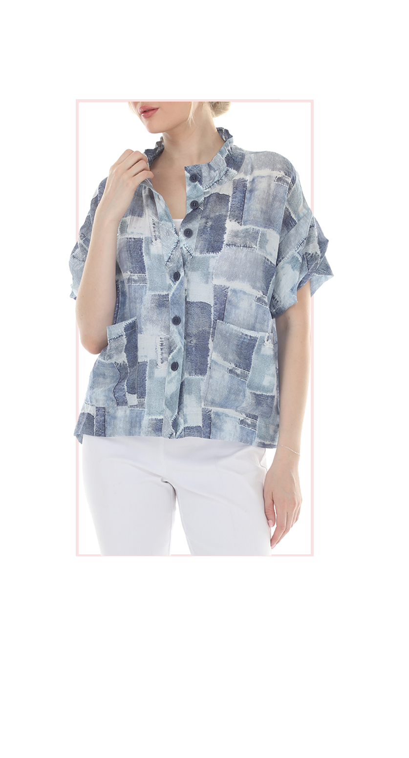 T4653 SHORT SLEEVE BUTTON DOWN BLOUSE WITH CLASSIC COLLAR AND SEASONAL PRINT