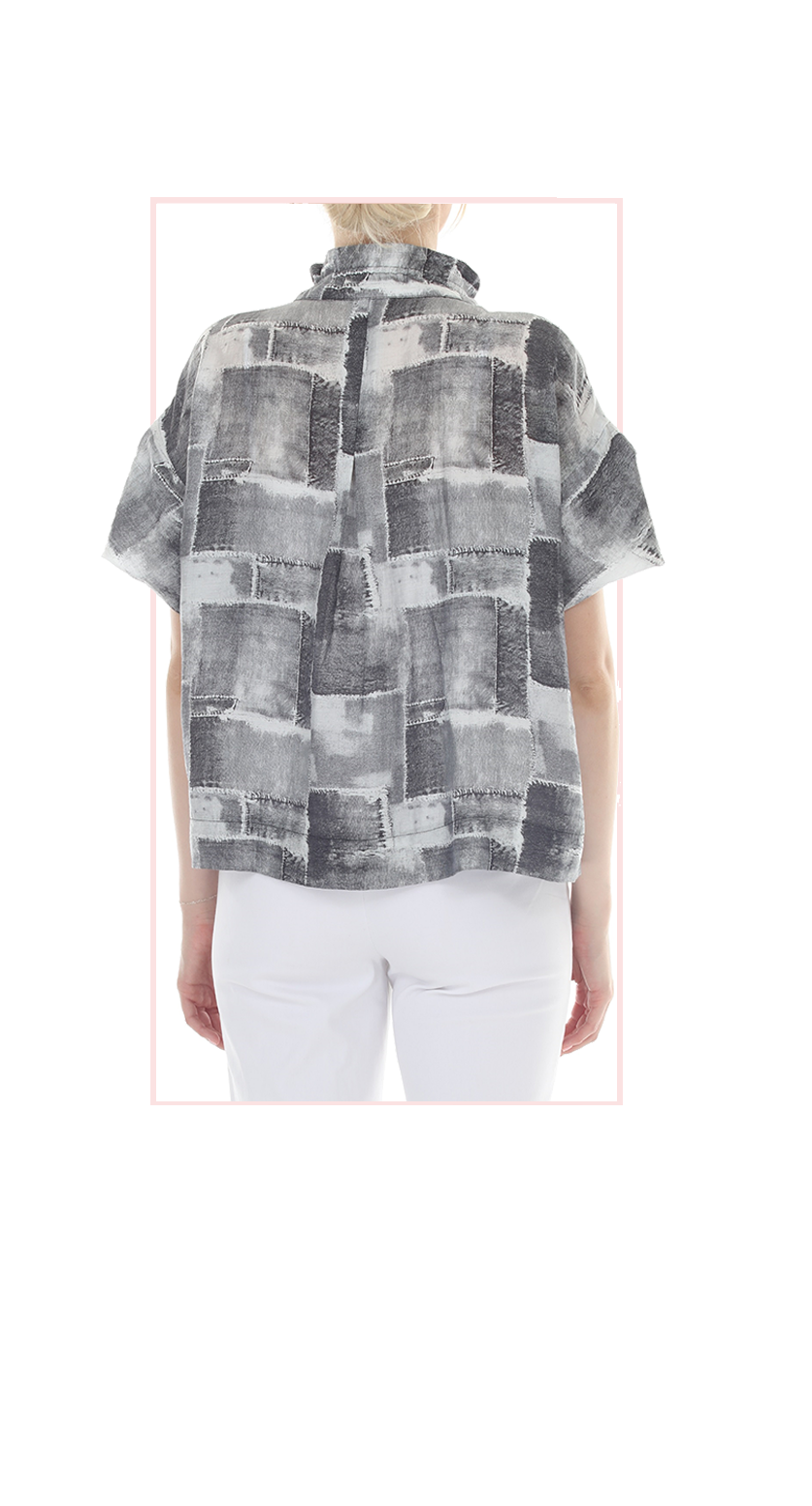 T4653 SHORT SLEEVE BUTTON DOWN BLOUSE WITH CLASSIC COLLAR AND SEASONAL PRINT