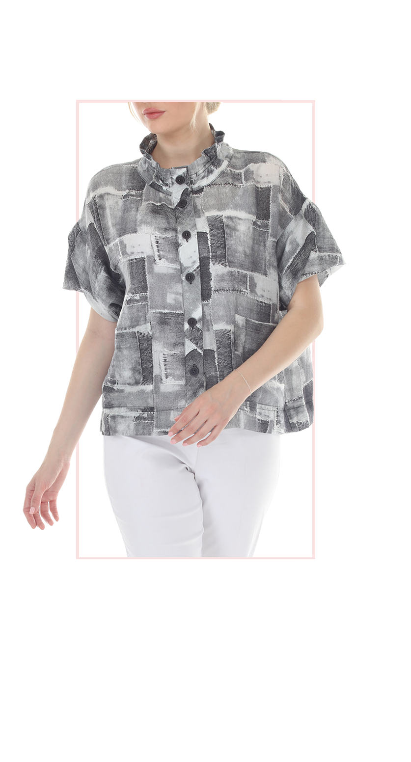 T4653 SHORT SLEEVE BUTTON DOWN BLOUSE WITH CLASSIC COLLAR AND SEASONAL PRINT